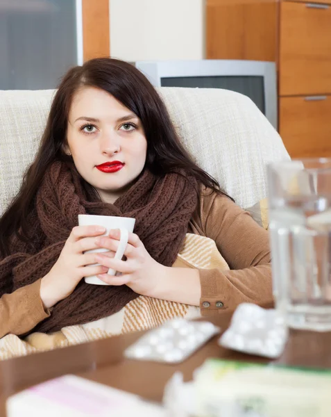 Frau mit Medikamenten im Wohnzimmer — Stockfoto