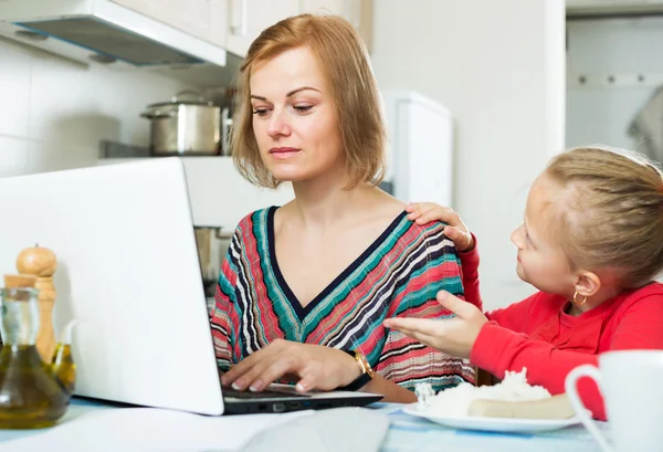 Freiberuflerin arbeitet mit Laptop — Stockfoto