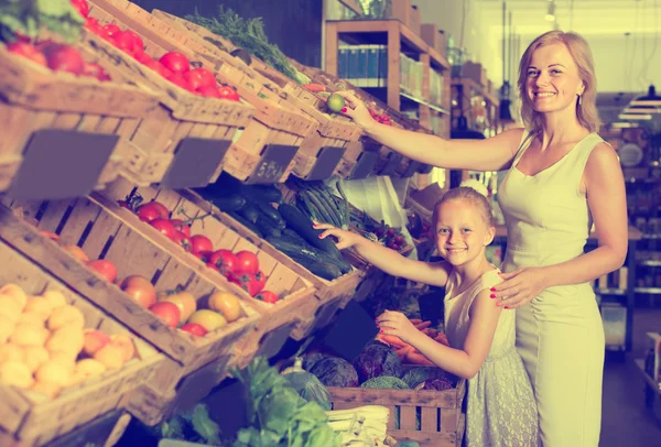 Clienti che scelgono verdure — Foto Stock