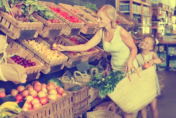 Madre con figlia shopping frutta — Foto Stock