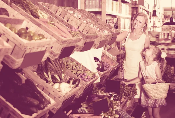 Woman and girl shopping — Stock Photo, Image