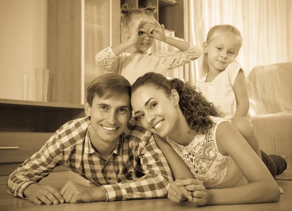 Retrato de familia con niños en casa — Foto de Stock