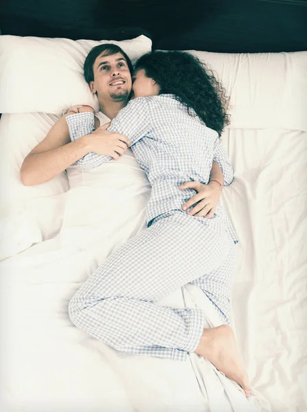 Casal com smartphones separadamente na cama — Fotografia de Stock