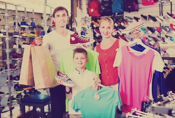 Familjen plocka olika kläder — Stockfoto