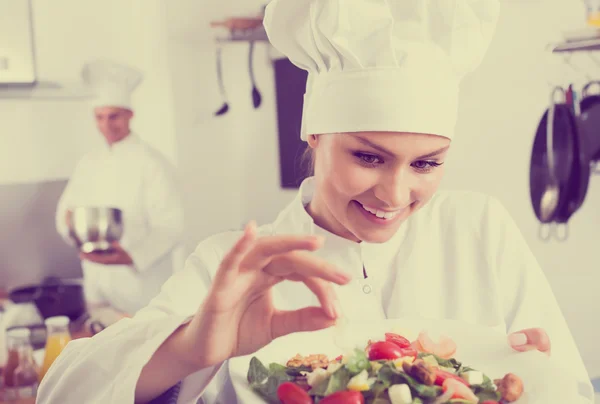 Volwassen vrouwelijke kok holding plaat — Stockfoto