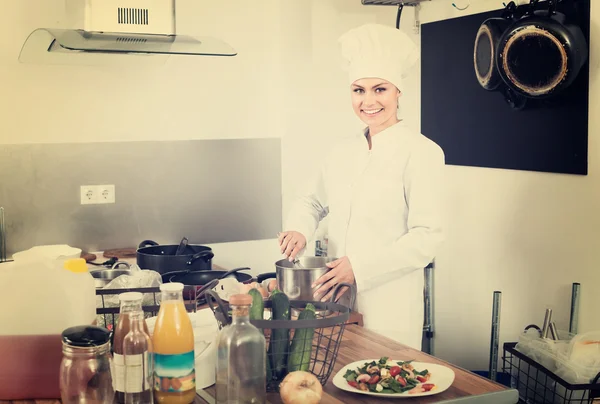 Žena kuchař v kuchyni kavárny — Stock fotografie