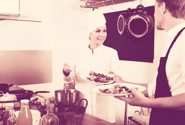 Chef donnant de la salade à la serveuse — Photo