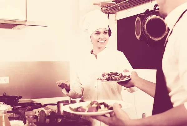 Chef donnant de la salade à la serveuse — Photo