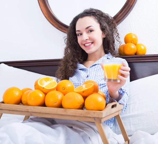 Mulher com suco de laranja e frutas — Fotografia de Stock