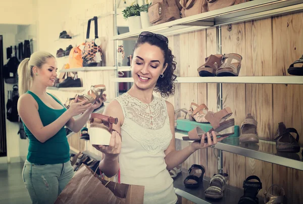 Menina mostrando um par escolhido de sapatos — Fotografia de Stock