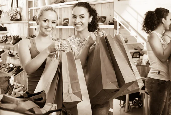 Zapatos de compras para mujeres jóvenes —  Fotos de Stock