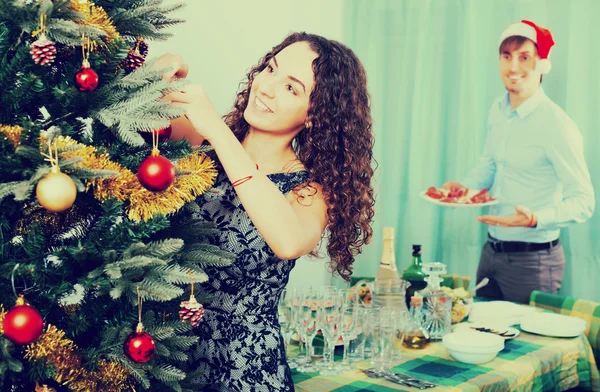 Couple decorating Christmas tree — Stock Photo, Image