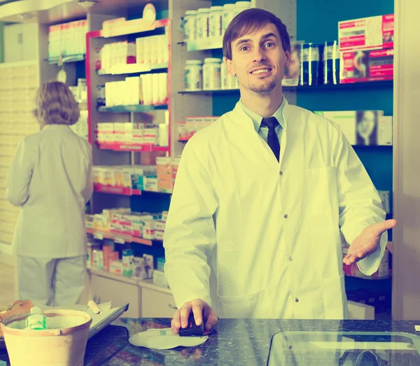 Técnico que trabalha na farmácia — Fotografia de Stock
