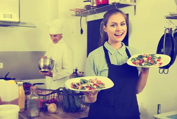 Jonge lachende vrouw serveerster — Stockfoto