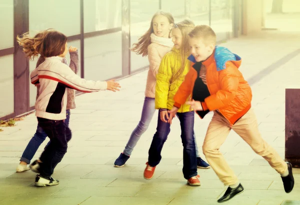 Kinderen spelen stoer spel Touch-last — Stockfoto