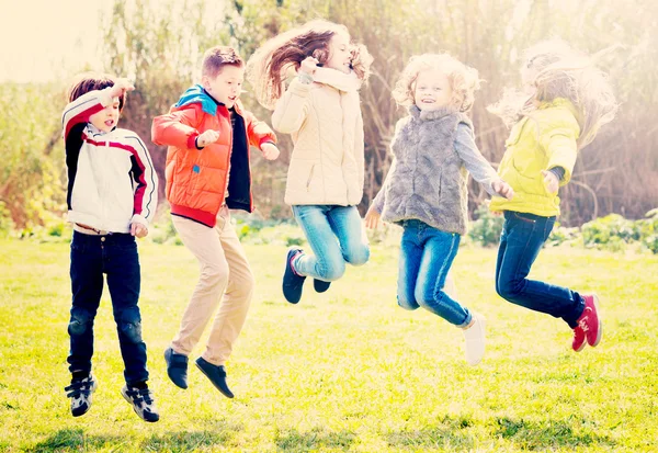 Bambini felici che si divertono — Foto Stock