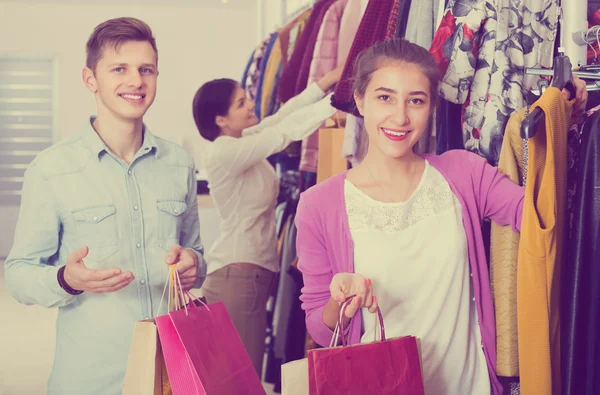 Spouses carrying bags in boutique — Stock Photo, Image