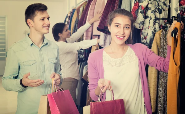 Alegre pareja sosteniendo bolsas de compras —  Fotos de Stock