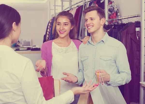 Shopping consultant and clients — Stock Photo, Image