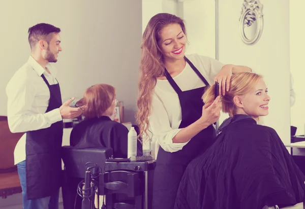 Kobieta w salonie fryzjerskim — Zdjęcie stockowe