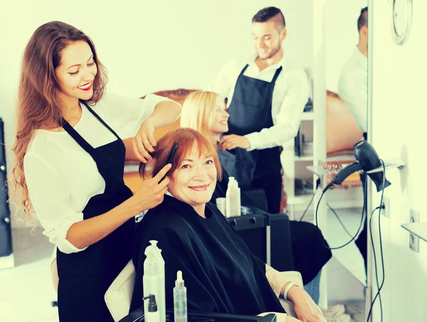 Barber fait la coupe pour femme — Photo