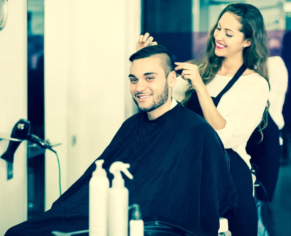 Coiffeur faisant coiffure — Photo