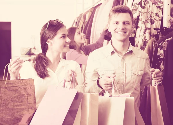 Alegre pareja sosteniendo bolsas de compras —  Fotos de Stock