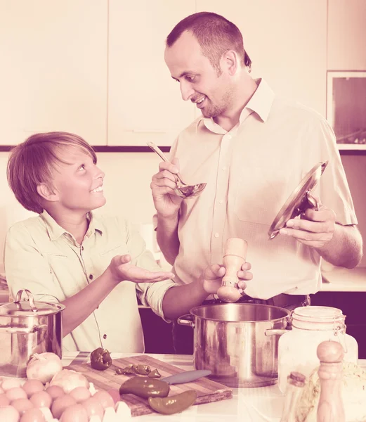 Père et fils adolescent cuisiner ensemblele — Photo