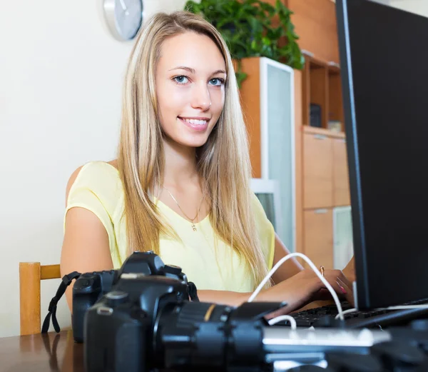 A laptop és a photocamera lány — Stock Fotó