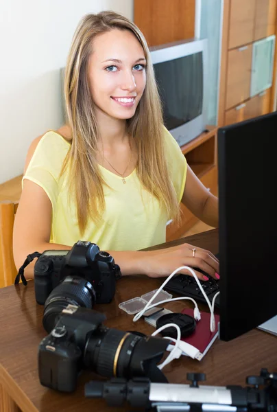 Mulher com laptop e fotocâmera — Fotografia de Stock