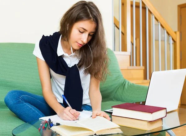 Moe meisje achter haar laptop — Stockfoto