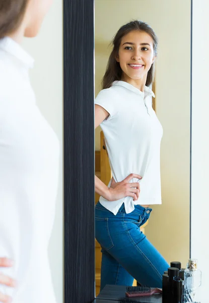 Jonge meisje proberen op een t-shirt — Stockfoto