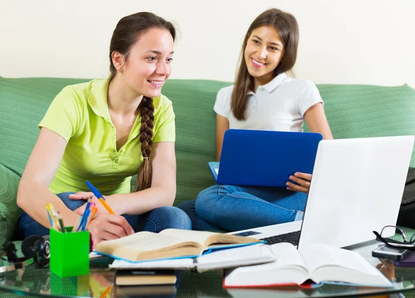 Student tjejer studerar hemma — Stockfoto