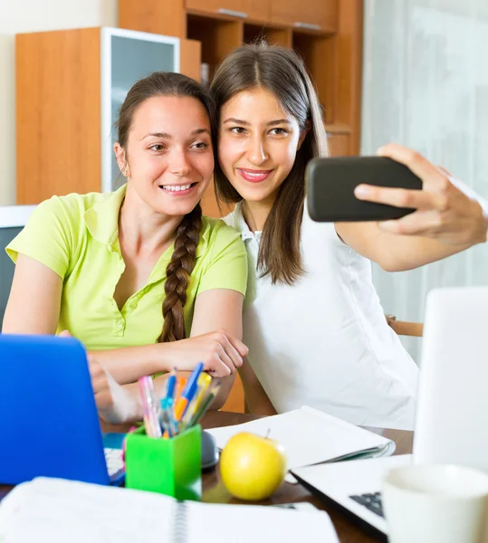 Meisjes doen selfie met smartphone thuis — Stockfoto