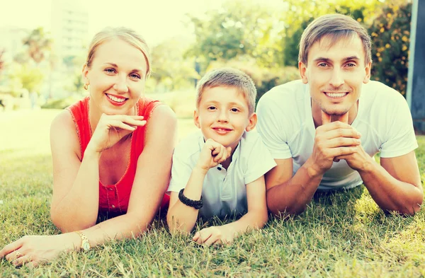 Porträt einer glücklichen Familie — Stockfoto