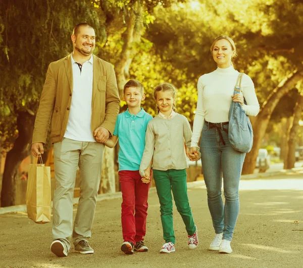 Padres con hijos en la ciudad — Foto de Stock