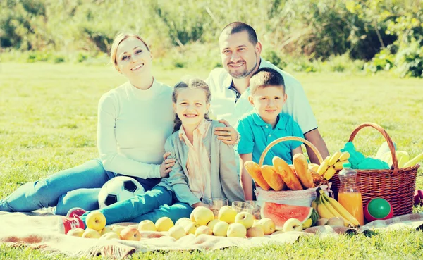 Famille ayant un pique-nique — Photo