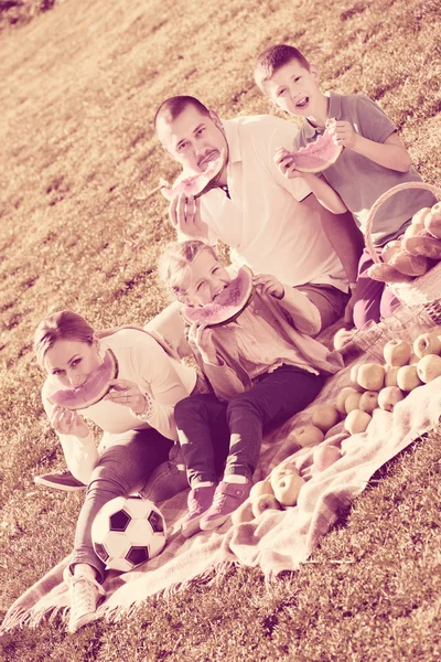 Семья наслаждается арбузом на пикнике — стоковое фото