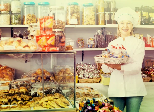 Donna che vende noci e pasticceria — Foto Stock