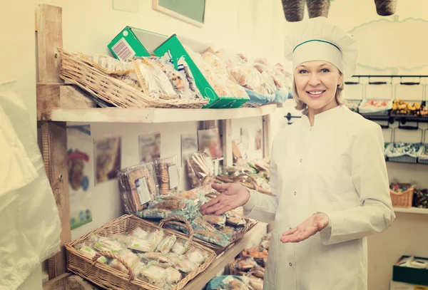 Bellezza femminile che offre gustosa pasticceria — Foto Stock