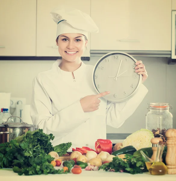 Portret van chef-kok met groenten — Stockfoto