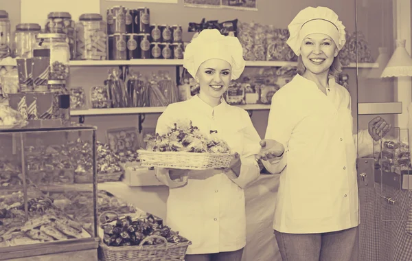 Twee vrouwelijke verkopers in zoetwaren — Stockfoto