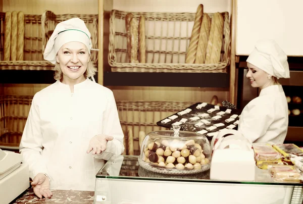 Dvě ženské pekaři v baker — Stock fotografie