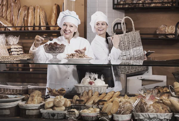 Cafe staff offering cakes — Stock Photo, Image