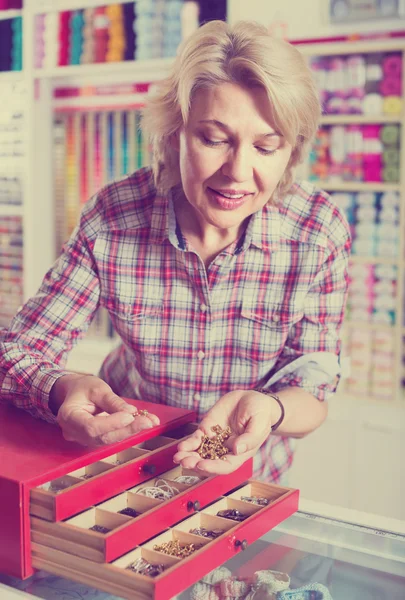 Volwassen vrouw klant in naaien winkel — Stockfoto