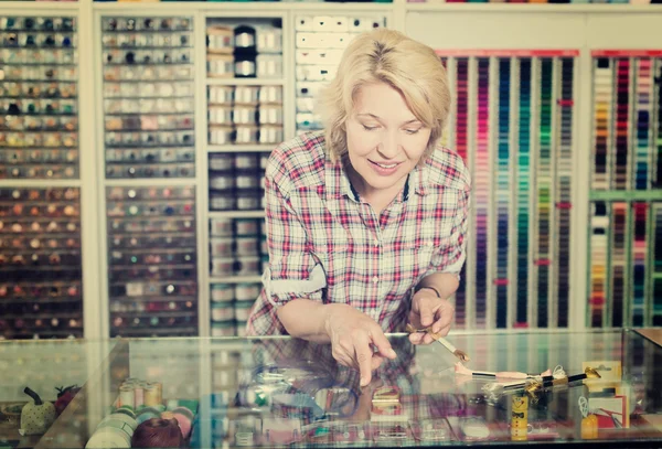 Woman choosing sewing tools — Stock Photo, Image