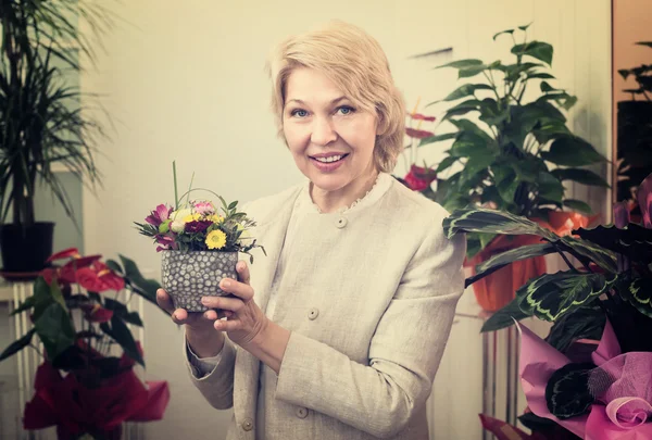 Starší žena zákazník v květinářství — Stock fotografie