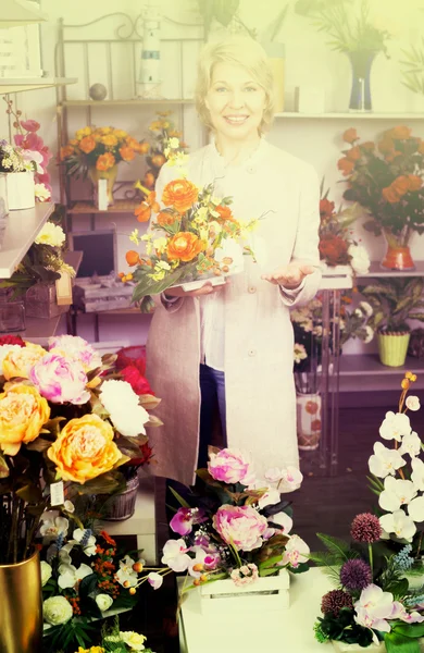 Mujer seleccionando flores en la tienda —  Fotos de Stock