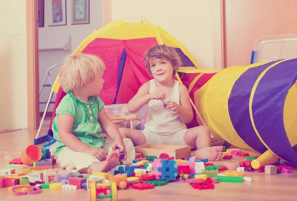 Kinderen spelen met blokken — Stockfoto