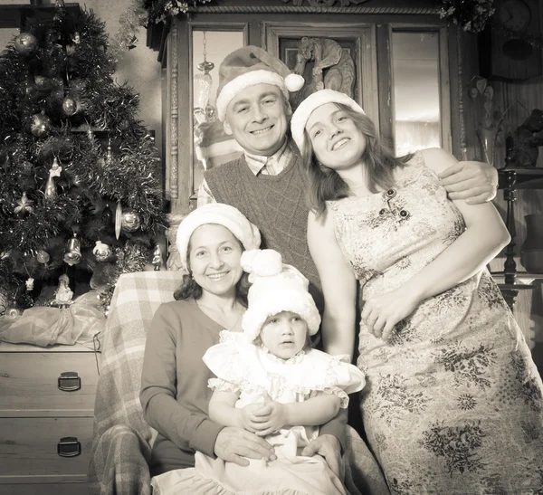 模仿的怀旧照片的幸福的家庭 — 图库照片